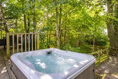 Treehouse Cabin electric hot tub with woodland views