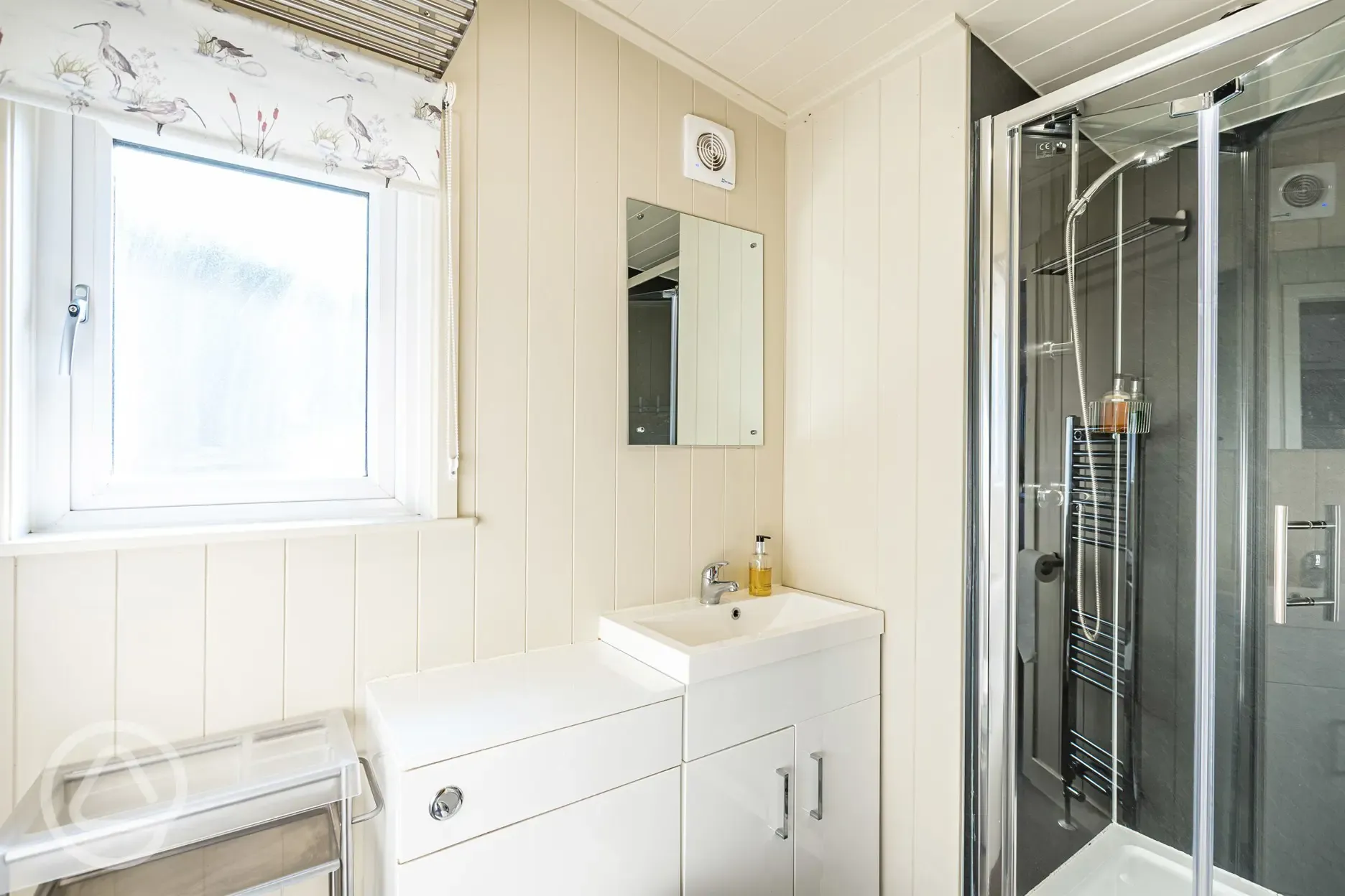 Merlin's Cabin ensuite bathroom with towels and toiletries