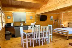 Woodpecker cabin with a kitchen, dining area and TV Woodpecker cabin with a kitchen, dining area and TV