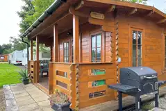 Robin's Roost cabin with a deck area and BBQ Robin's Roost cabin with a deck area and BBQ