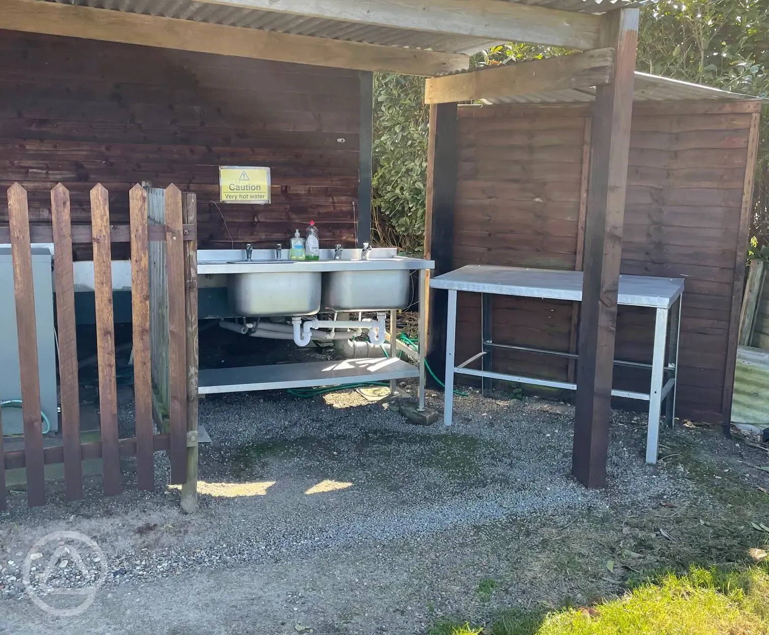 Covered washing up area by facilities block at Field Farm Fisheries Covered washing up area by facilities block at Field Farm Fisheries