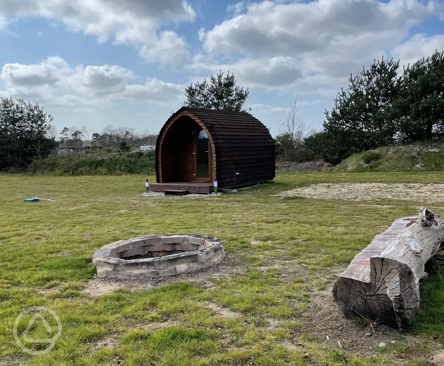 Camping pod with large fire pit and wooden bench Camping pod with large fire pit and wooden bench