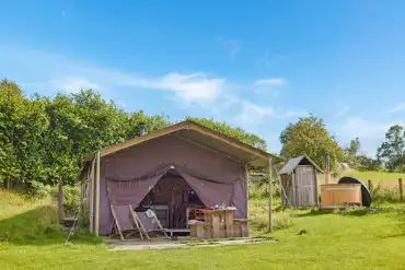 Canvas lodge with outdoor shower and hot tub