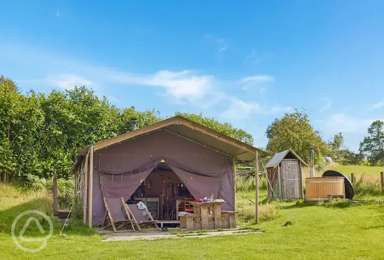 Canvas lodge with outdoor shower and hot tub