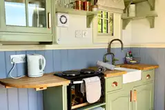 Fully equipped kitchenette with a hob, utensils, kettle, sink, and more Fully equipped kitchenette with a hob, utensils, kettle, sink, and more