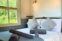 Double bed in the shepherd's hut (bedding and towels provided) Double bed in the shepherd's hut (bedding and towels provided)