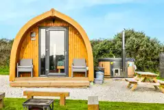 Maple ensuite glamping pod with hot tub (dog friendly)