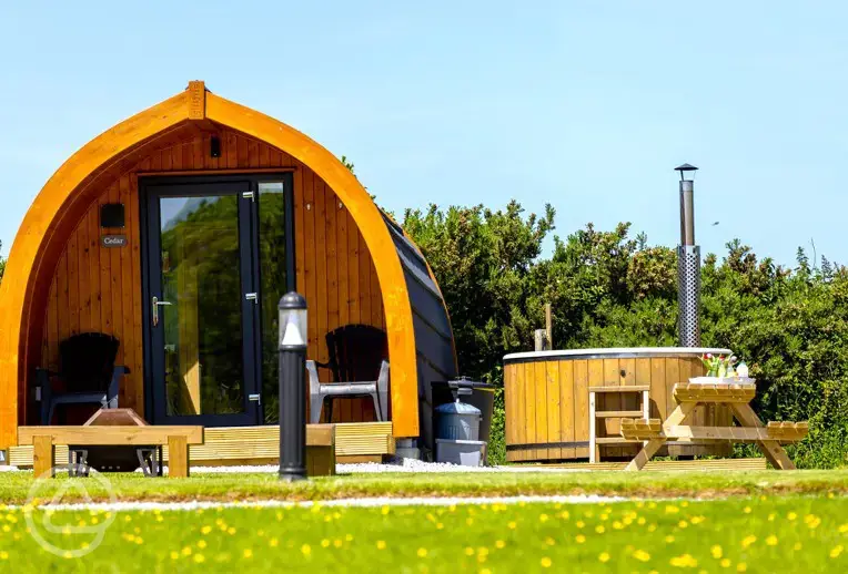 Cedar ensuite glamping pod with hot tub