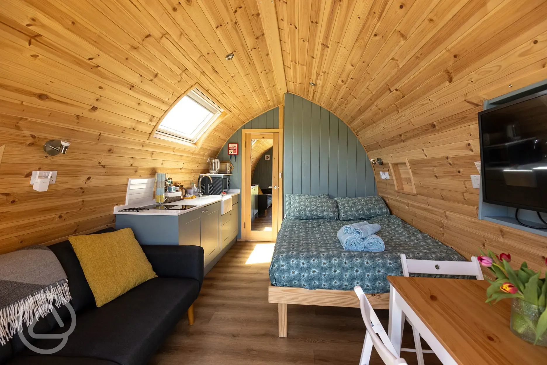 Maple pod with hot tub (pet friendly) interior