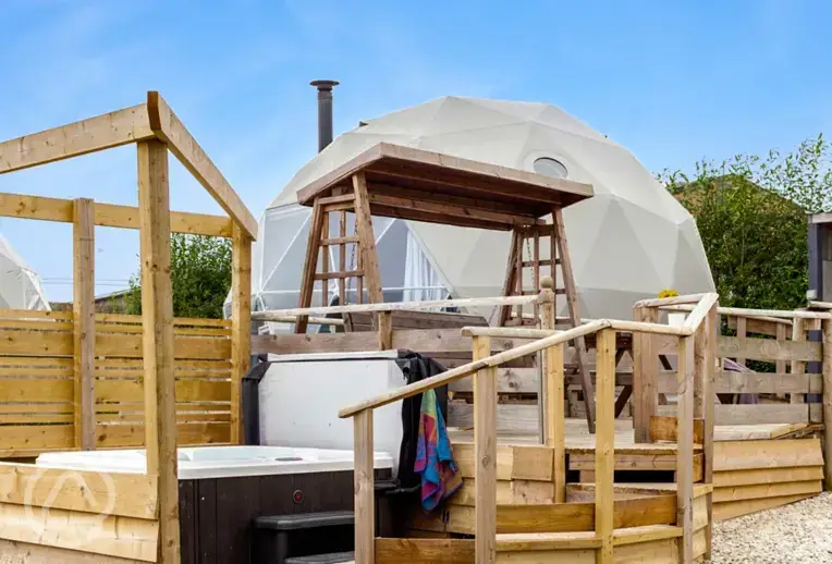 Glamping dome and outdoor electric hot tub at The Dorset Hideaway
