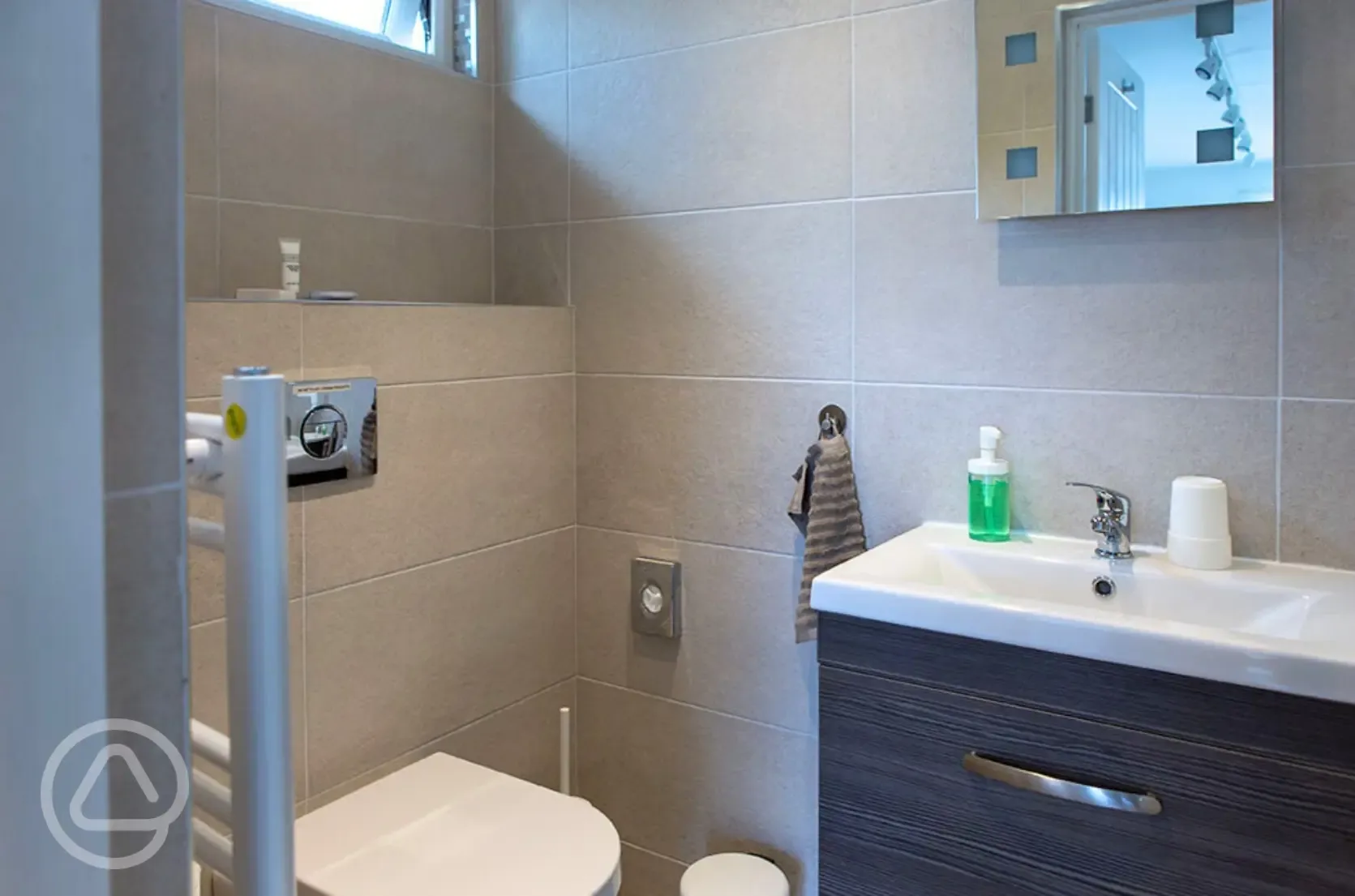 Lookout cabin ensuite bathroom