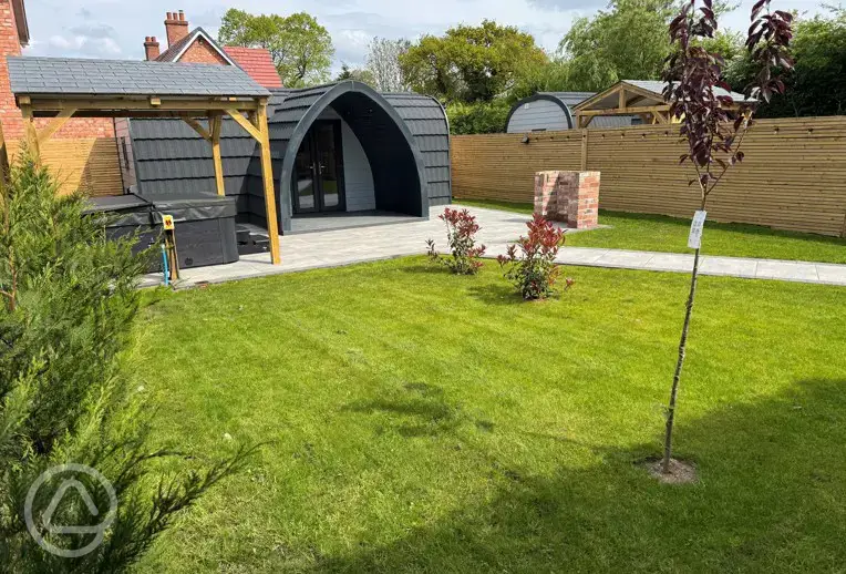 Ensuite glamping pod with hot tubs 