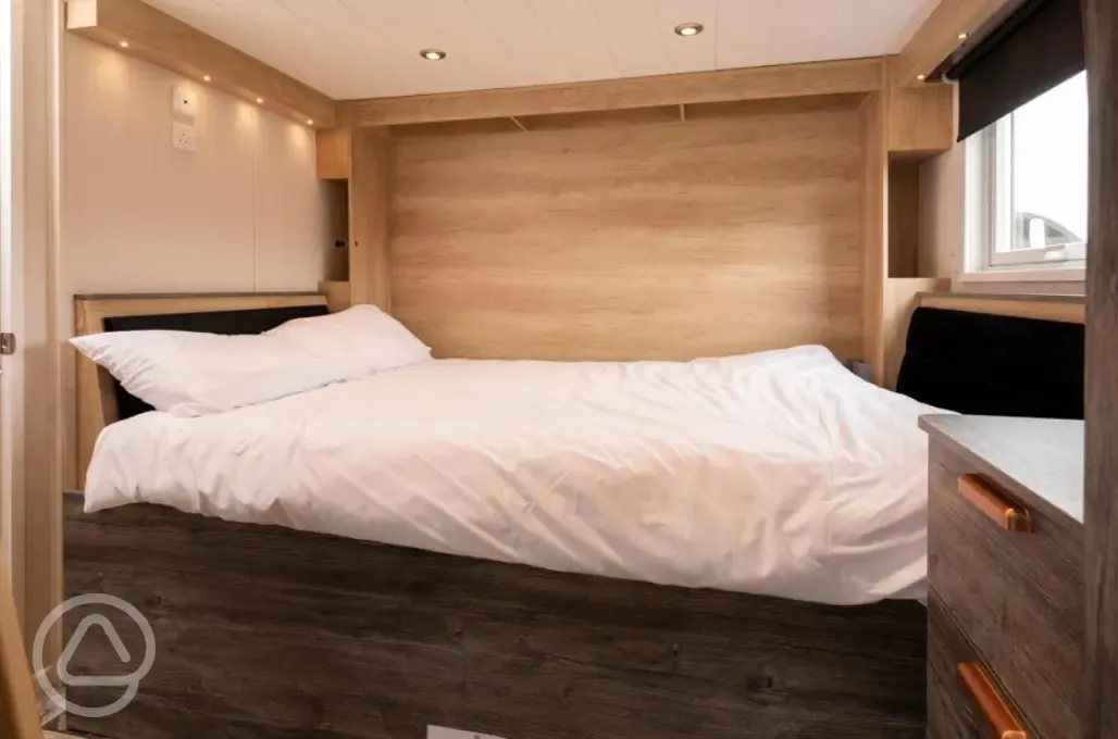 Ensuite glamping cabin convertible bed