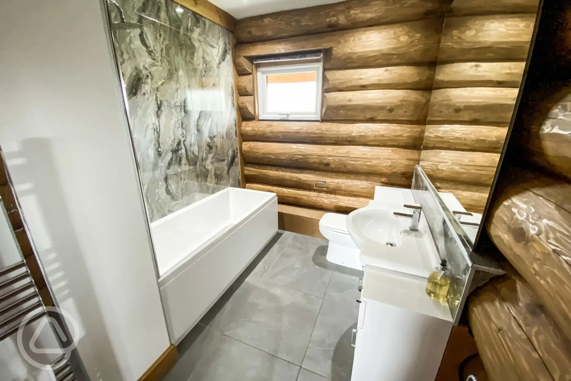 Canadian Cedar log cabins bathroom