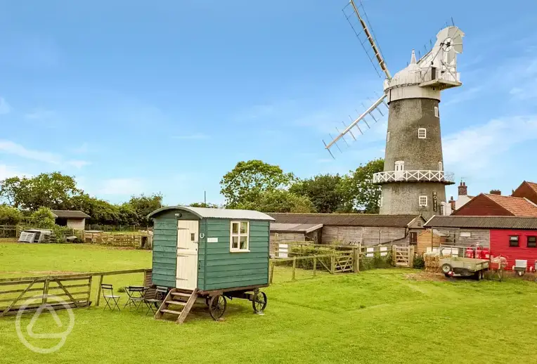 Ryeland shepherd's hut with outdoor furniture at Bircham Windmill