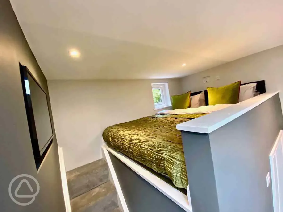 Sunrdige Cube with hot tub double bed