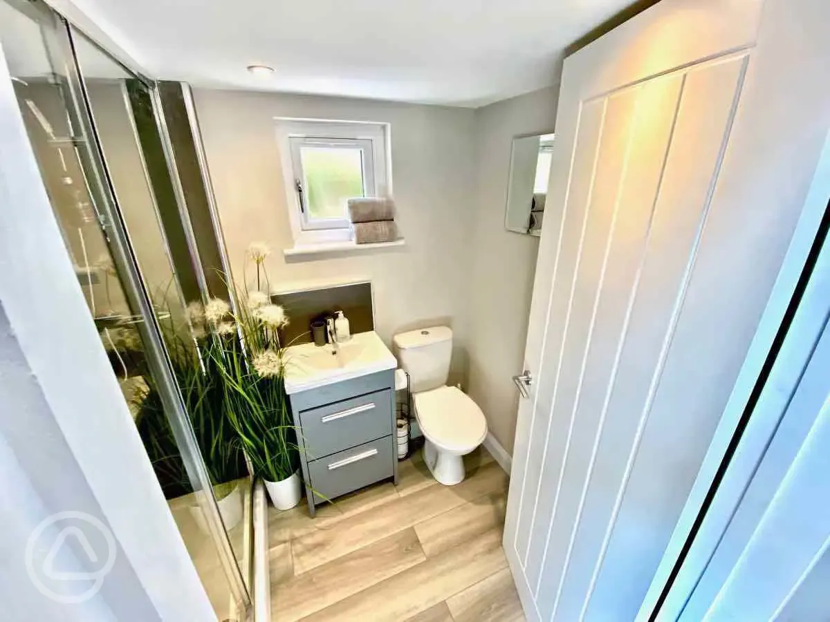 Sunrdige Cube with hot tub ensuite