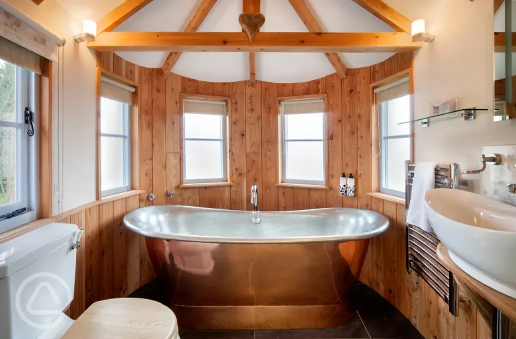 Copper bath inside the treehouse