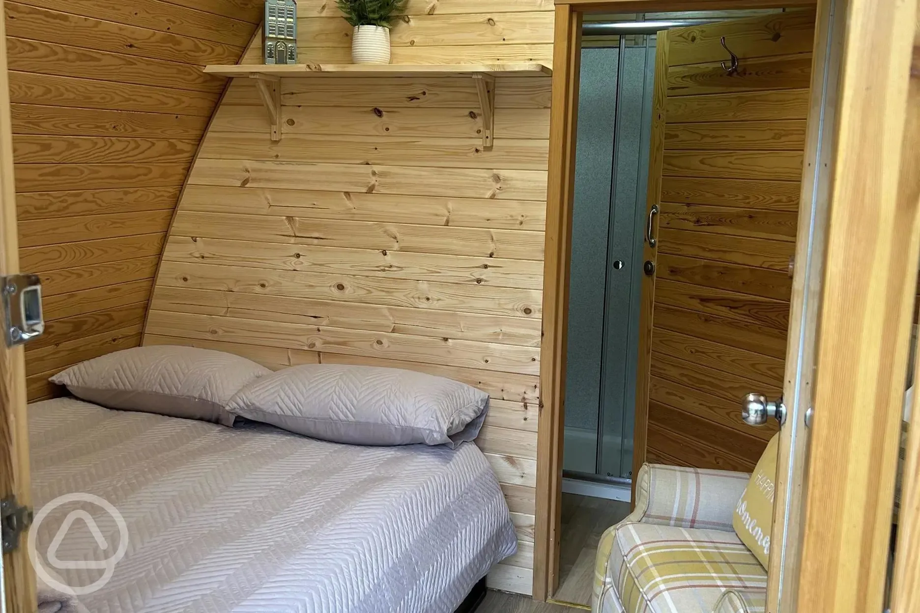 Really cosy ensuite glamping pod interior