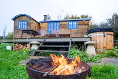 Novelist shepherd's hut, fire pit and wood-fired hot tub Novelist shepherd's hut, fire pit and wood-fired hot tub