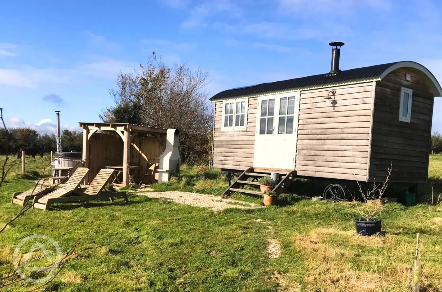 Astronomer shepherd's hut and wood-fired hot tub