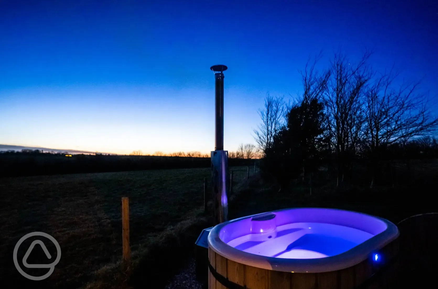 Astronomer shepherd's hut hot tub at night