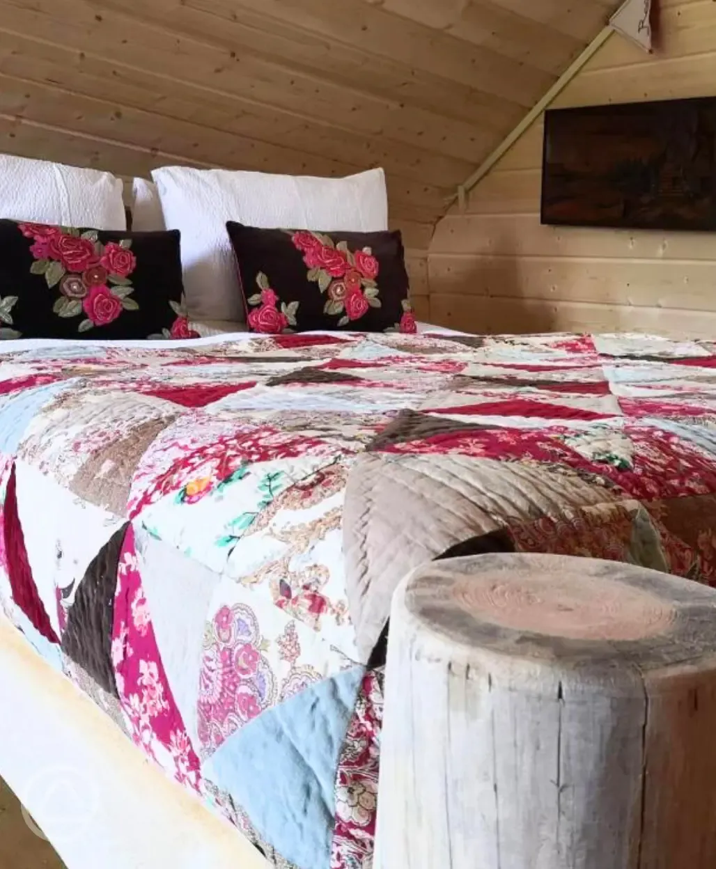 Rose Hollow Log Cabin double bed