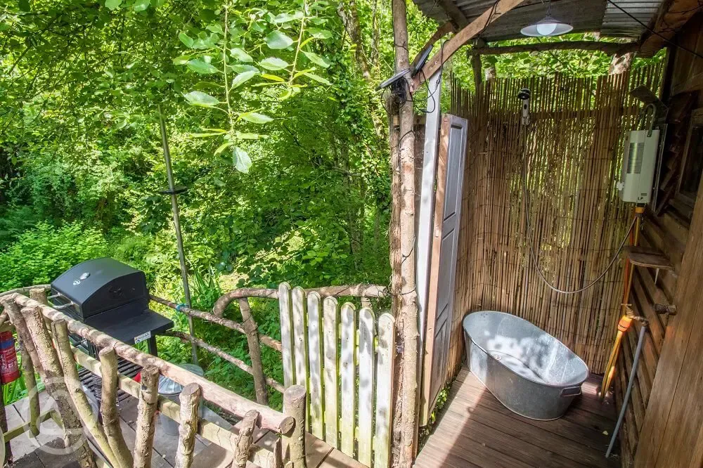 Barn Owl cabin outdoor bathroom