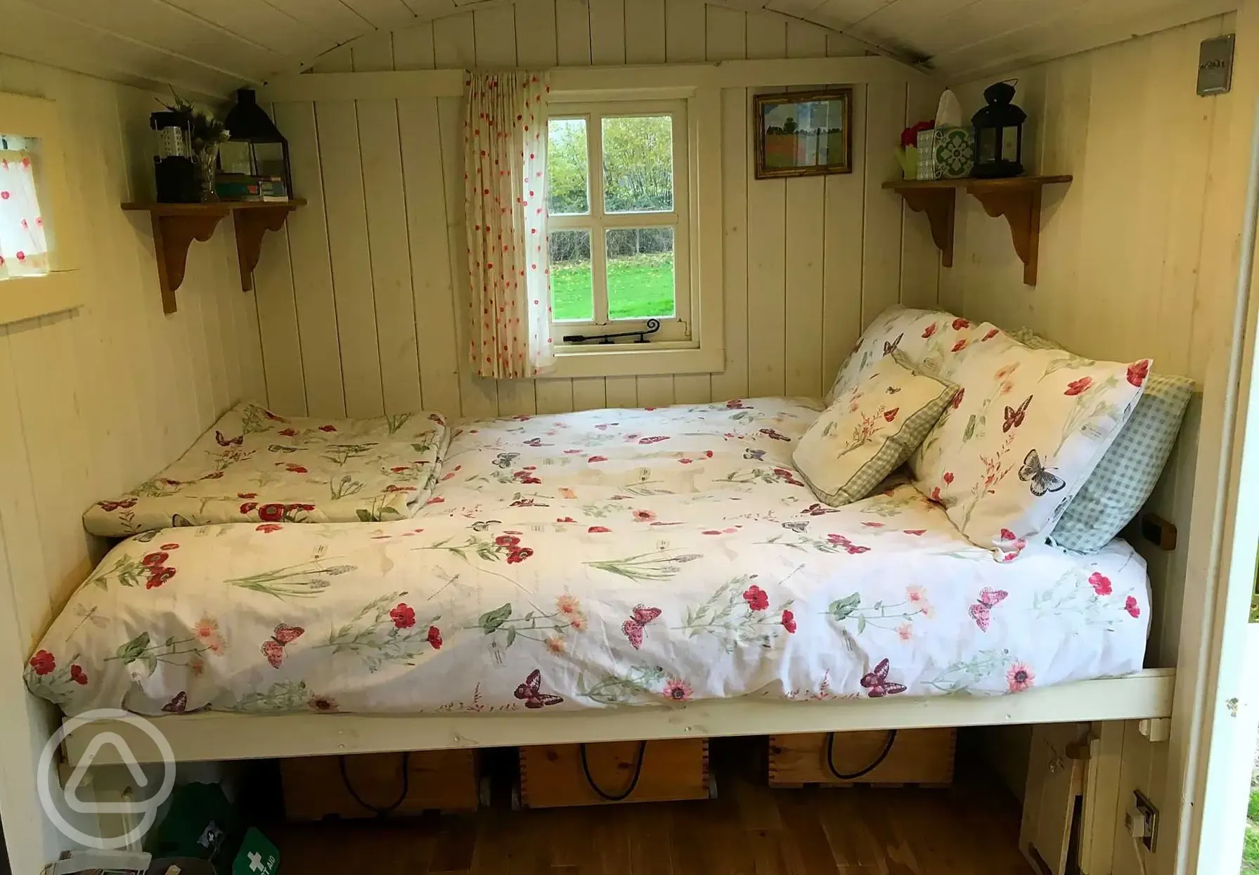 Poppy shepherd's hut bed