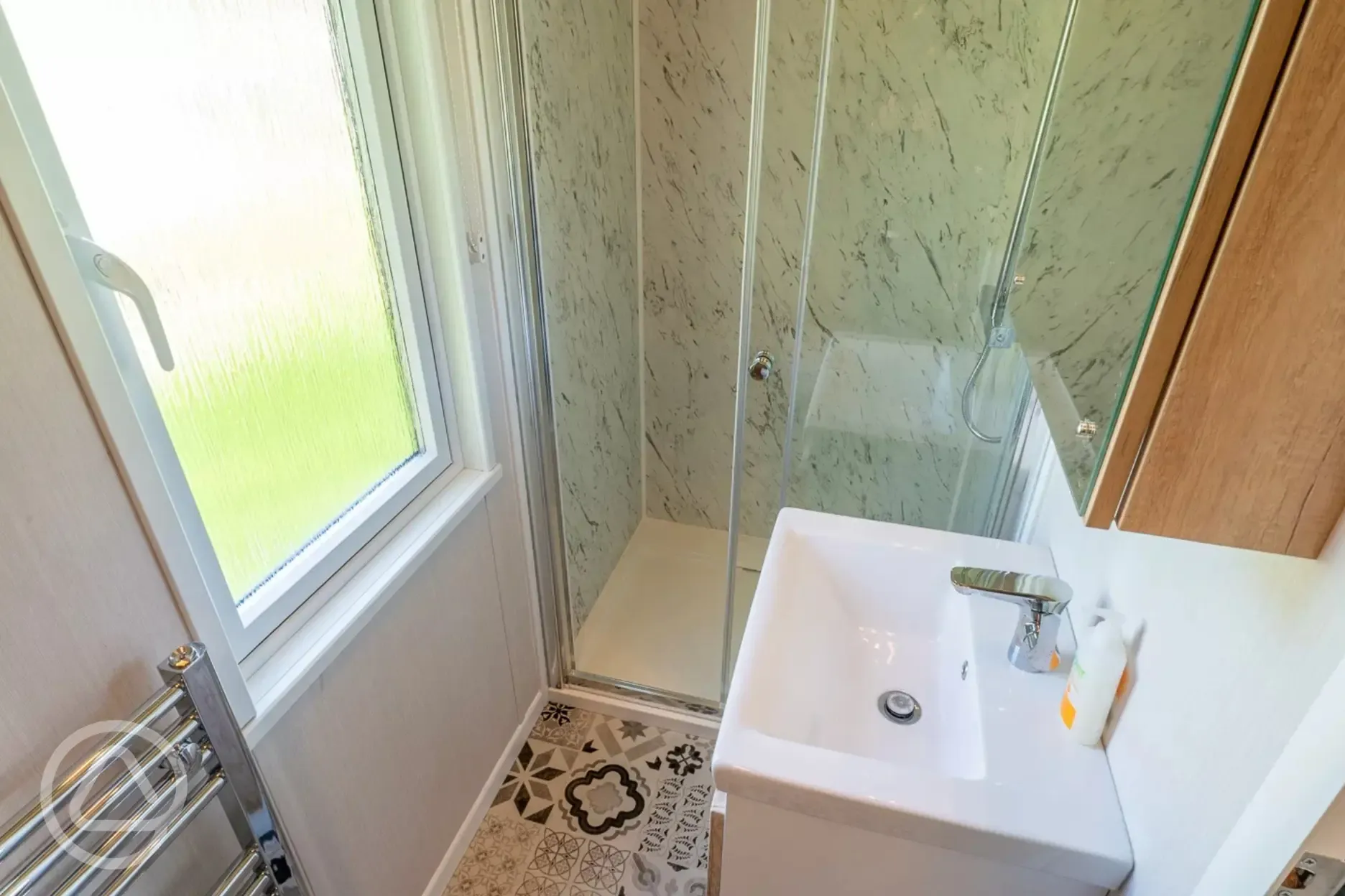 Family hideaway ensuite bathroom with towels provided