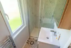 Family hideaway ensuite bathroom with towels provided