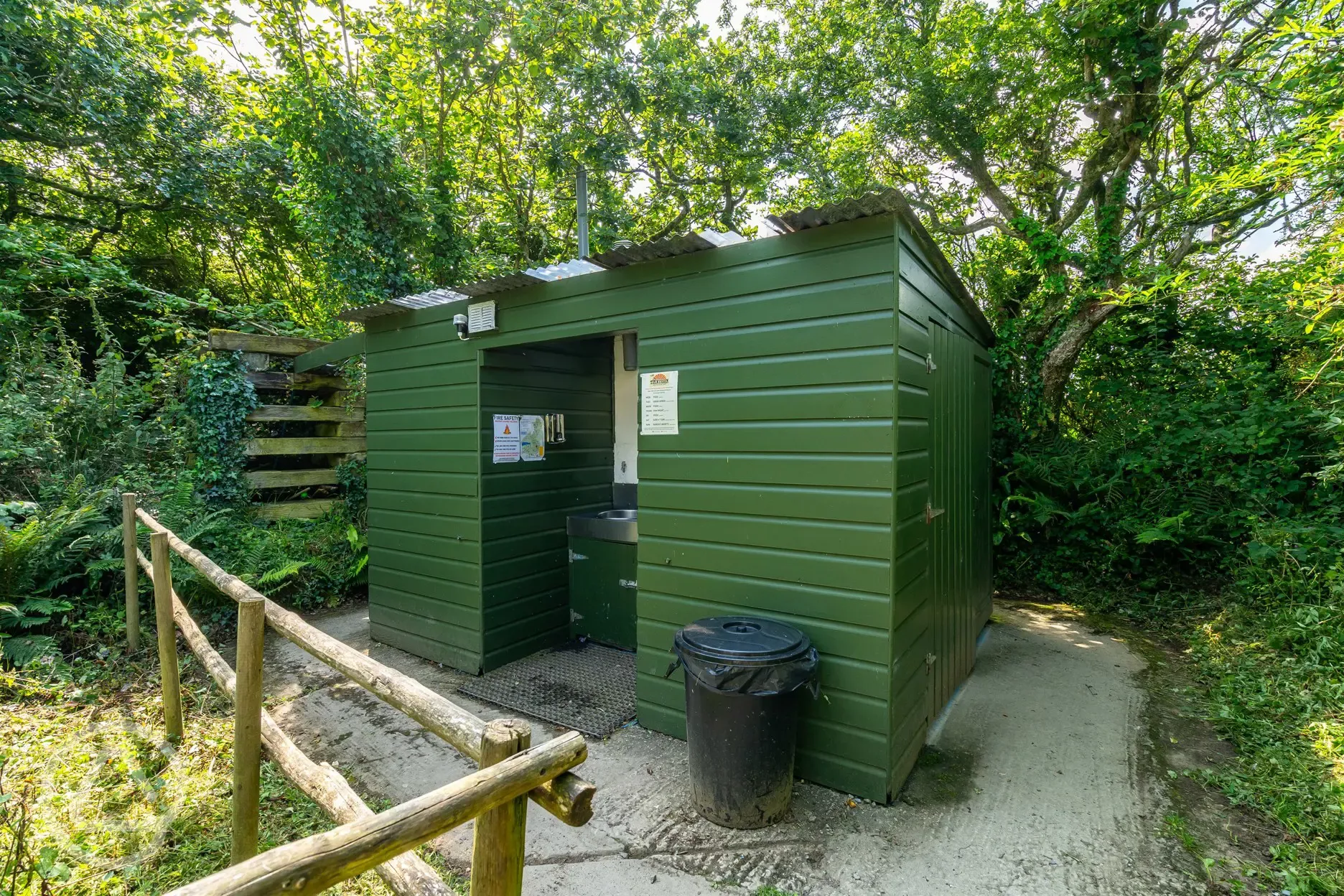 Flushing toilet block