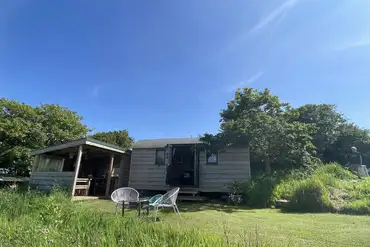 Puffin shepherd's hut with an outdoor covered kitchen