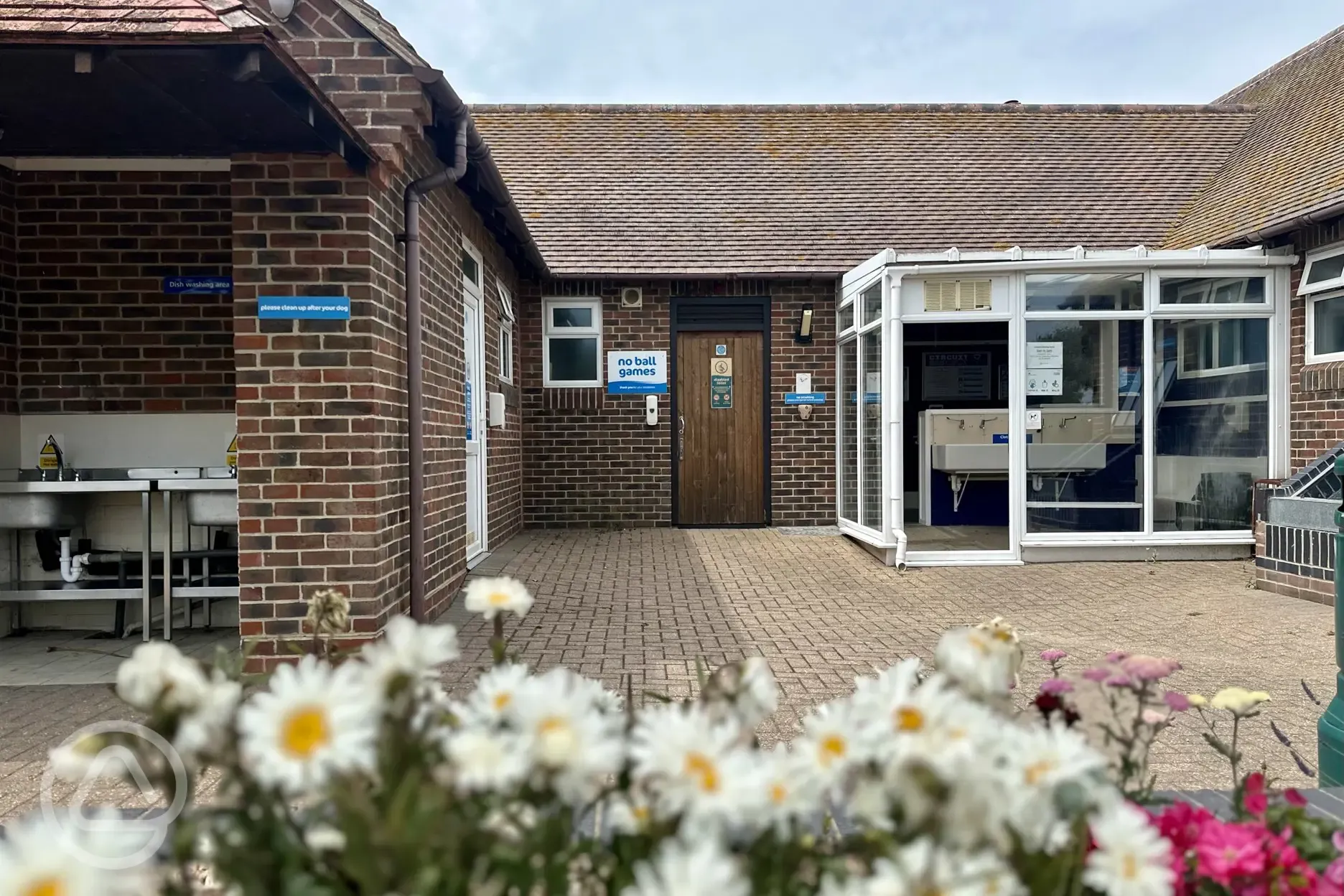 Facility block with undercover washing up sinks