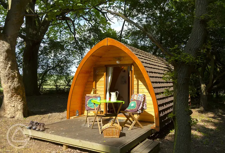 Glamping pod with a deck and outdoor furniture