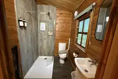 Woodland lodge ensuite bathroom with towels Woodland lodge ensuite bathroom with towels