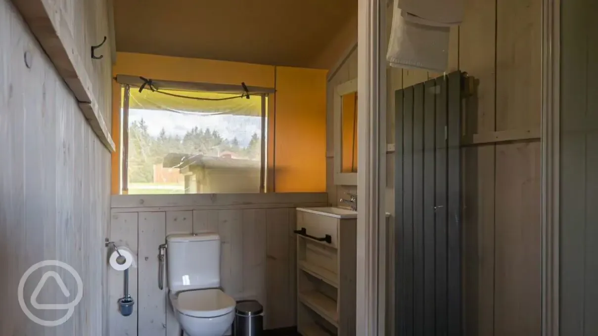 Deluxe safari tent shower room