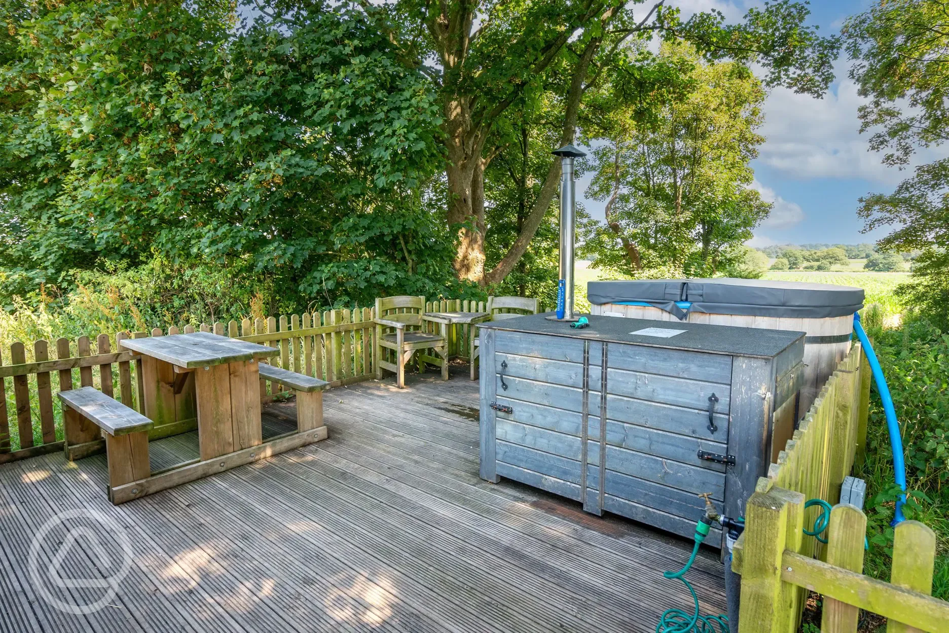 Woodland hut with hot tub