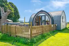 Owl ensuite glamping pod with hot tub and a gated garden area