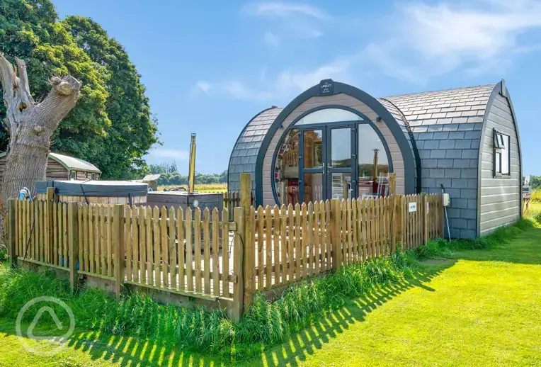 Owl ensuite glamping pod with hot tub and a gated garden area