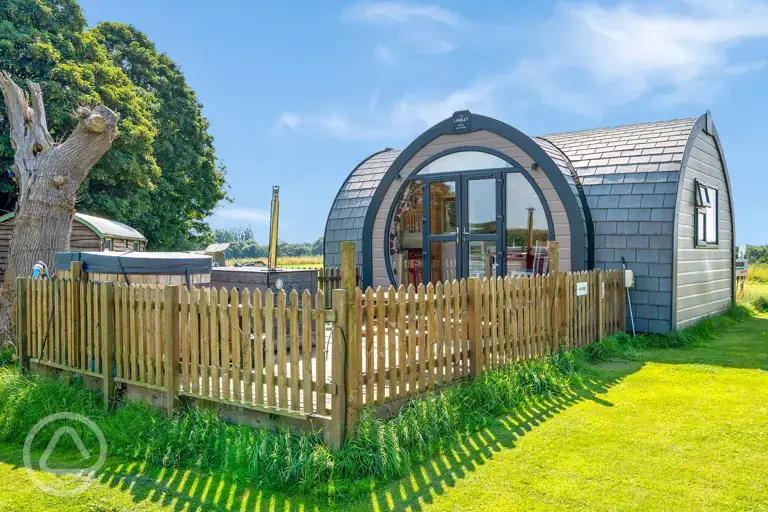 Owl ensuite glamping pod with hot tub and a gated garden area