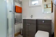 Woodland hut ensuite