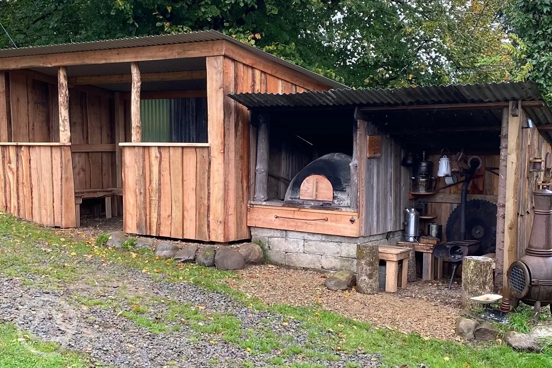 Washing up area and pizza oven