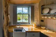 Whisky Howf Cabin kitchen with a gas hob, fridge and oven