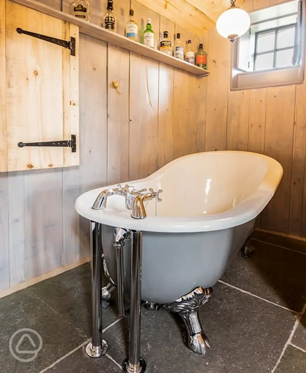 Whisky Howf Cabin with a slipper bath