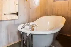 Whisky Howf Cabin with a slipper bath