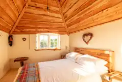 Wee Tree Howf Treehouse with a double bedroom with bedding provided