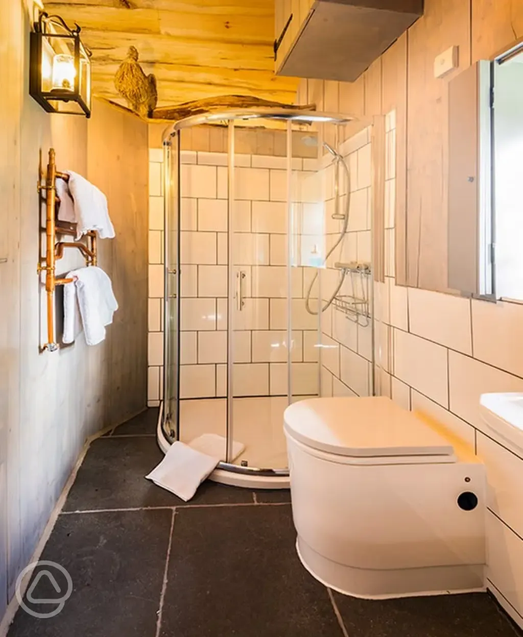 Whisky Howf Cabin ensuite bathroom (towels not provided)