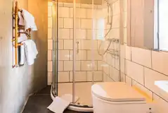 Whisky Howf Cabin ensuite bathroom (towels not provided)