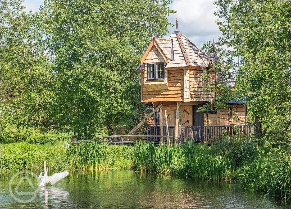 Wee Tree Howf Treehouse with pond views